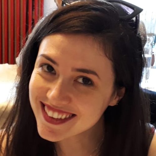 "Nella vita, lavoro in banca e combatto contro l'inesorabile arrivo dei trent'anni. Mentro lo faccio, per svagarmi, vado in bici e invento, leggo e guardo storie"