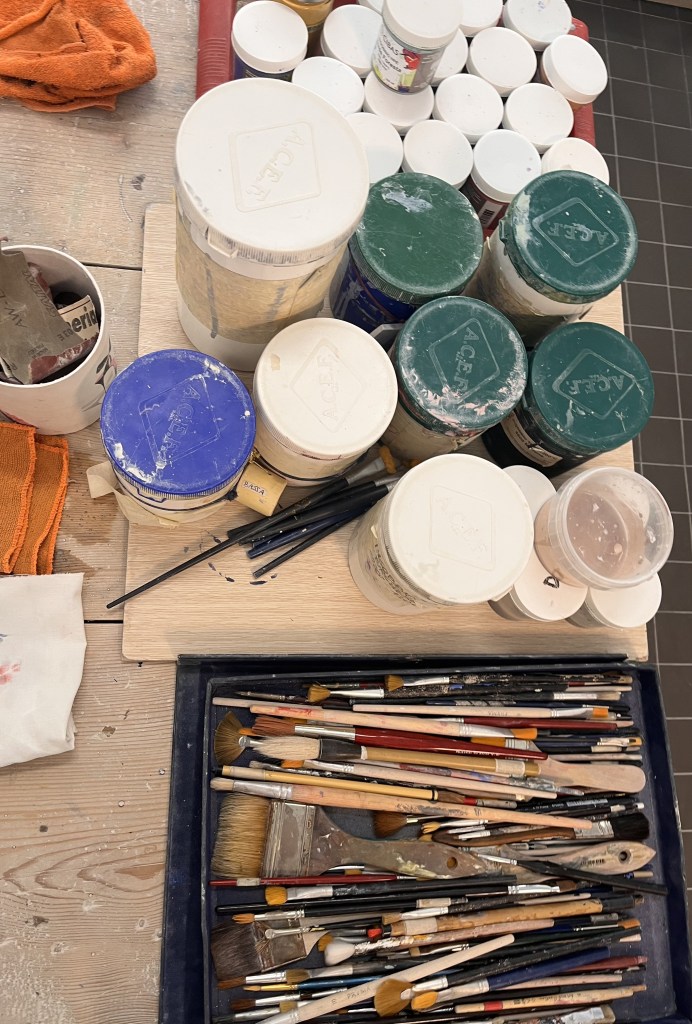 A Torino c’è un laboratorio dove si lavora e si modella la ceramica, immergendosi in una bolla di colori e fantasie.